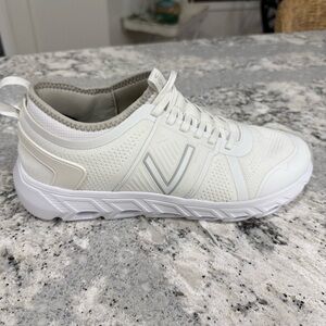 Vionic Women’s Captivate Walking Sneaker Size 11